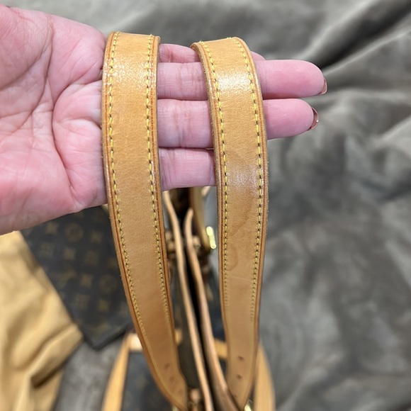 Authentic Louis Vuitton Monogram Bucket GM with pochette and chain - Picture 10 of 13